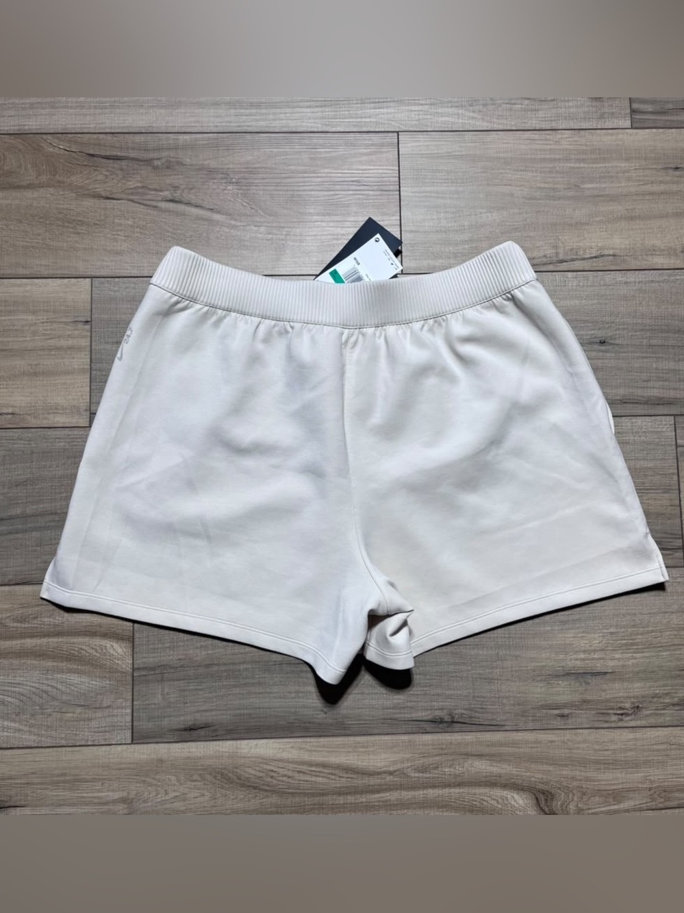 Nike Womens 24.7 Impossiblysoft Mid-Rise Loose 4” Shorts Size XL Light Cream - Picture 16 of 16